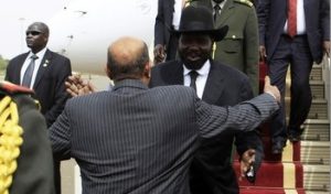 President Bashir welcomes President Kiir at the airport (Sudan Tribune)